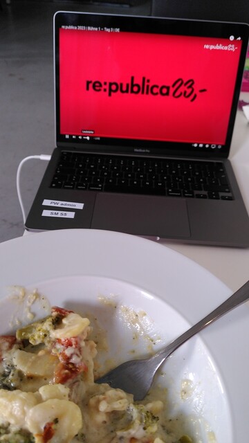 Teller Essen und Bildschirm vom Laptop mit republica Logo 